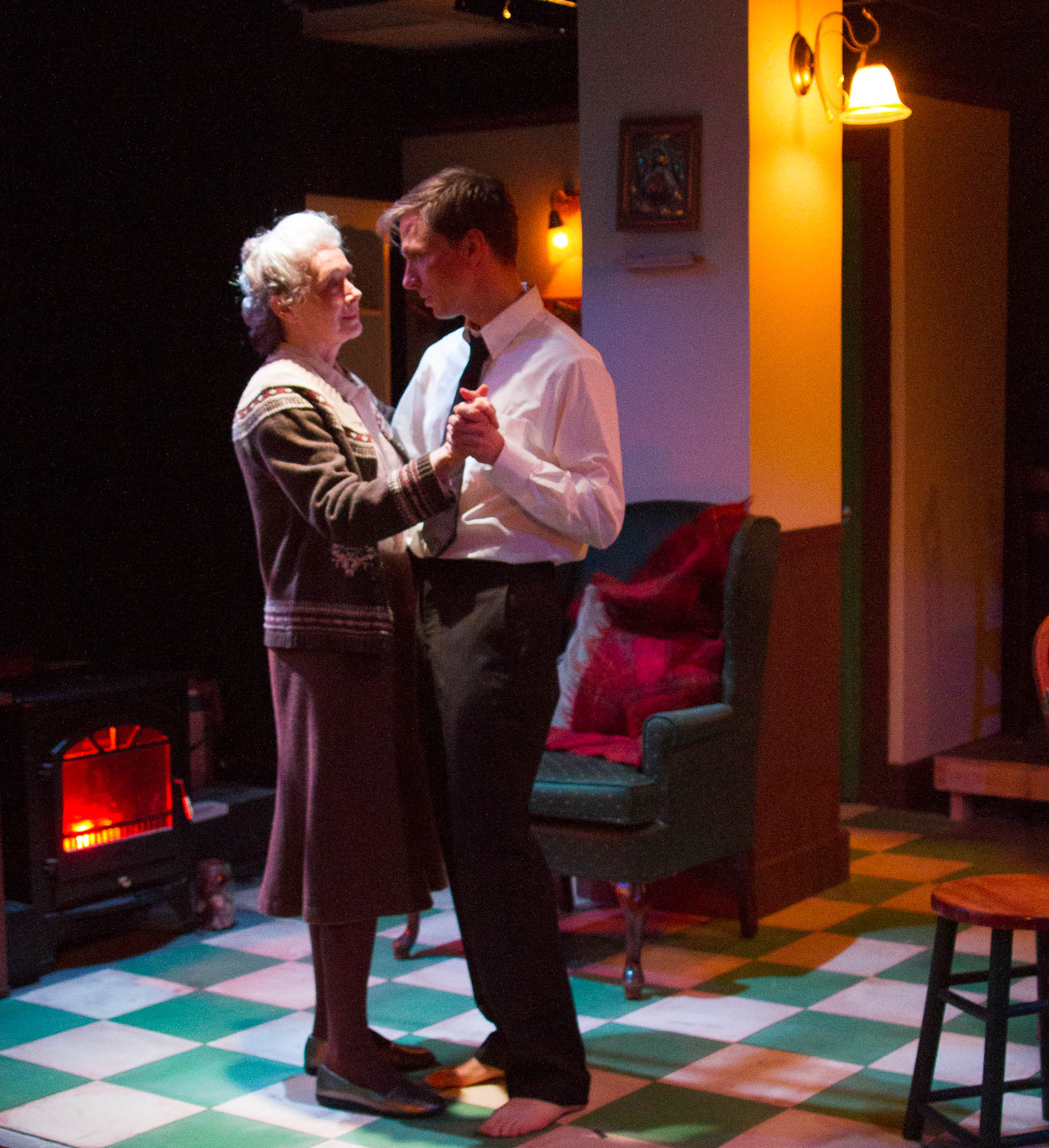 Review “The Night Season” (Strawdog Theatre) Loud, Boozy, Loving Family!!