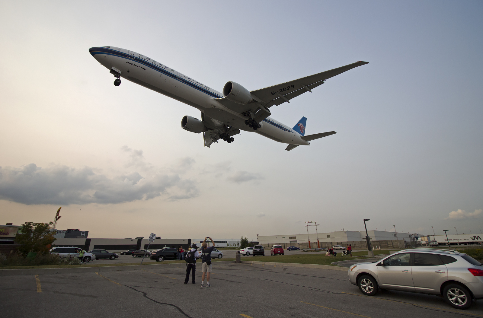 The 3 lenses to get for planespotting and aviation photography The