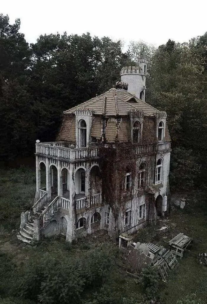 30 Captivatingly Unique Abandoned Homes Explored