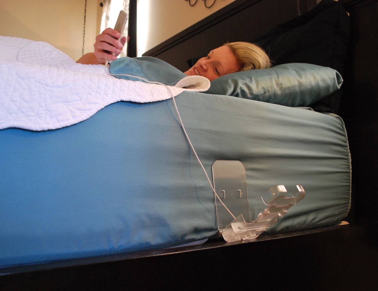 The Holding CellCell Phone Holder for your Bed » Gadget Flow