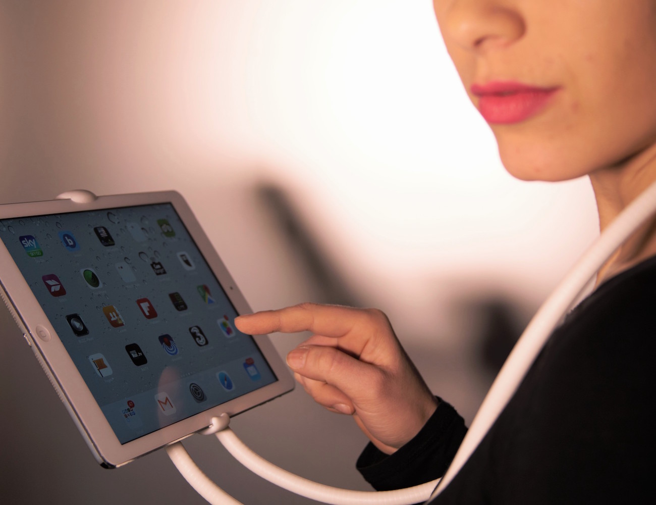 SOSPENDO The Best Wearable Support for Mobile Devices » Gadget Flow