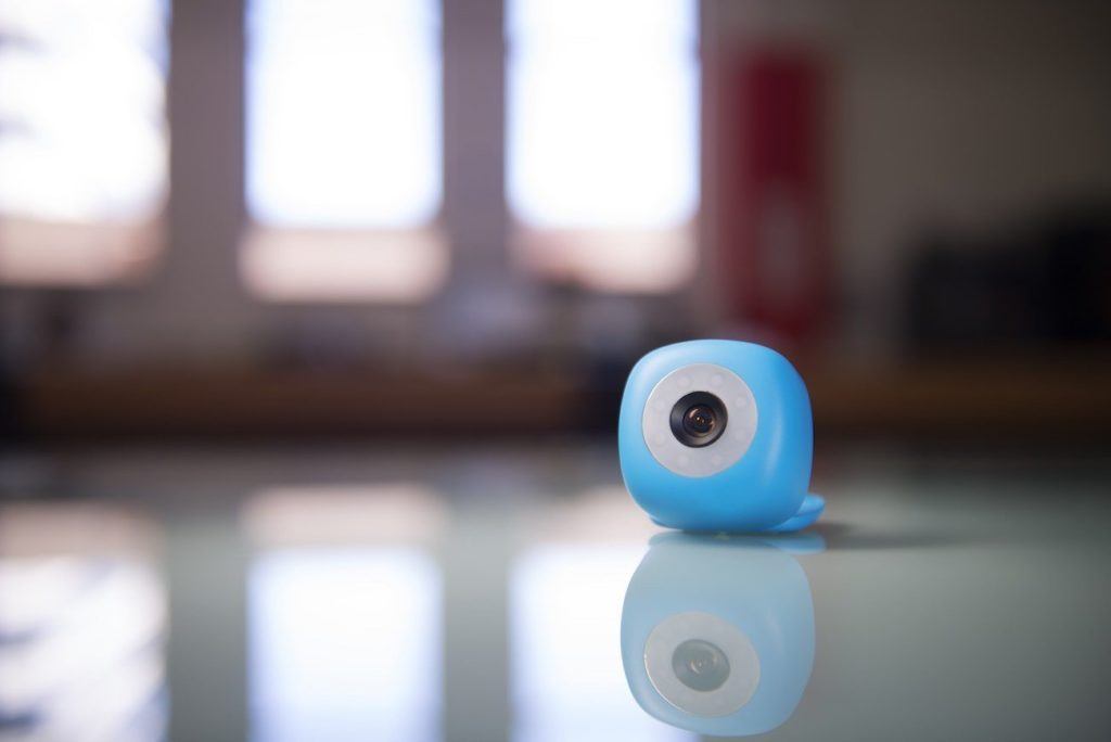 Podo Can Stick to Surfaces for HandsFree Photos » Gadget Flow