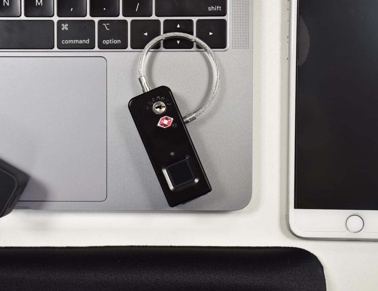 This smart TSA fingerprint lock uses 360° fingerprint recognition