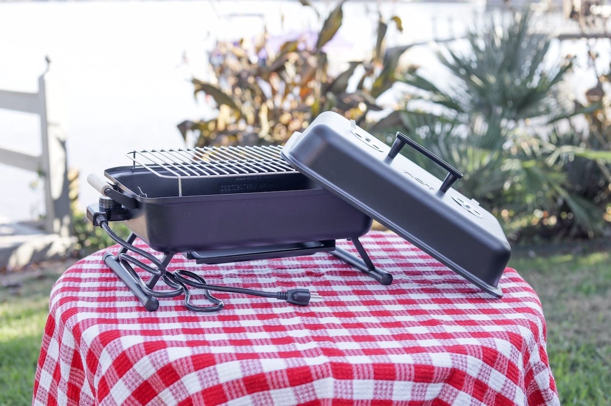 Quick Start Grill automatically lighting charcoal BBQ ignites without lighter fluid or gas