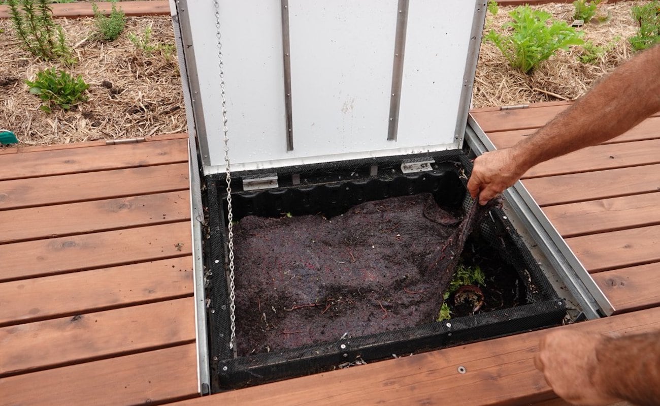 This InGarden Compost System Makes It Easy to Compost