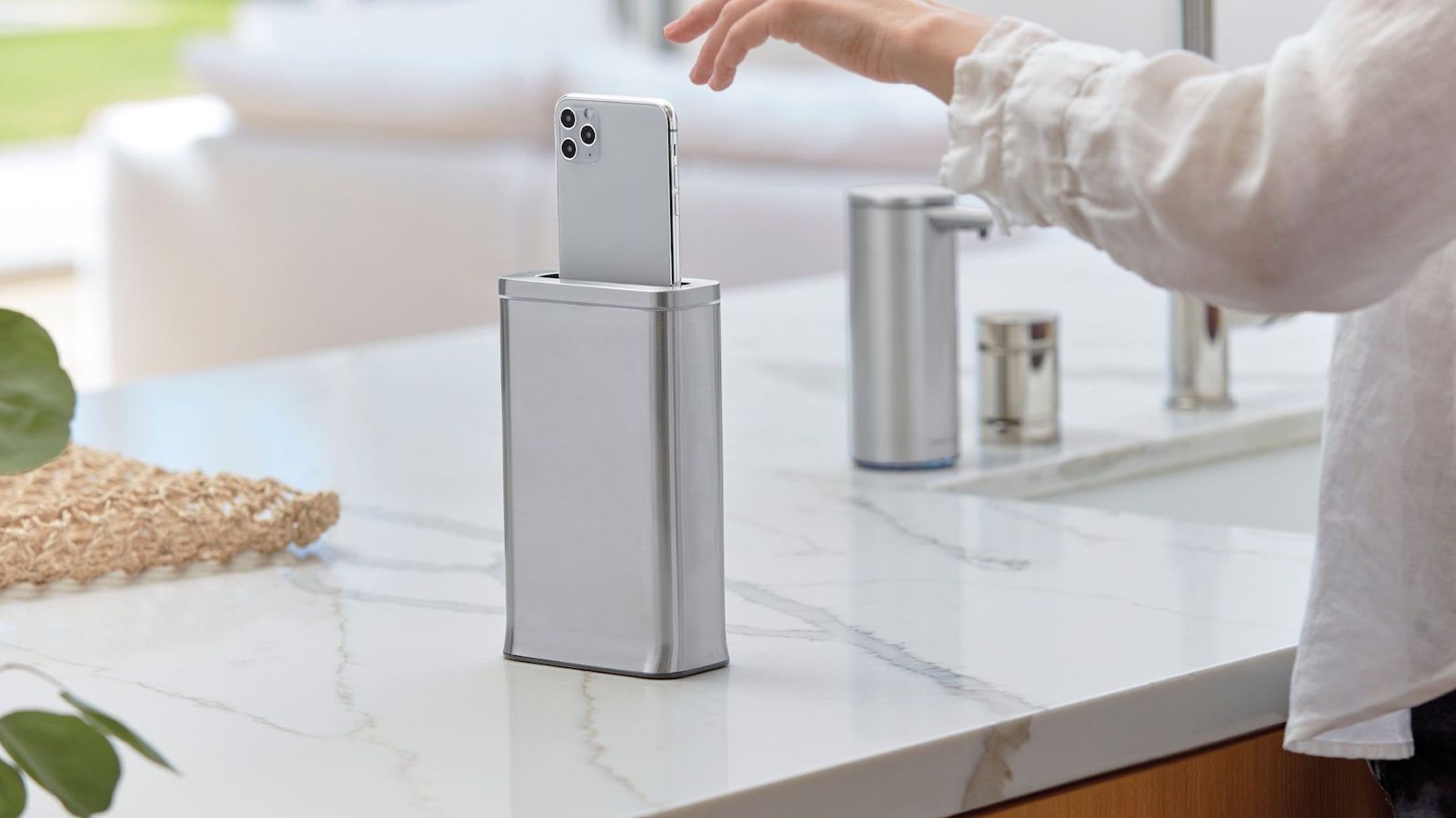 simplehuman cleanstation smartphone sanitizing device cleans your phone