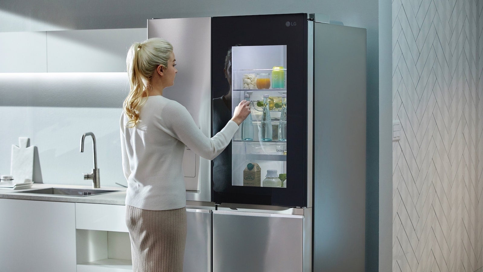 LG InstaView refrigerator 2022 illuminates when you knock twice