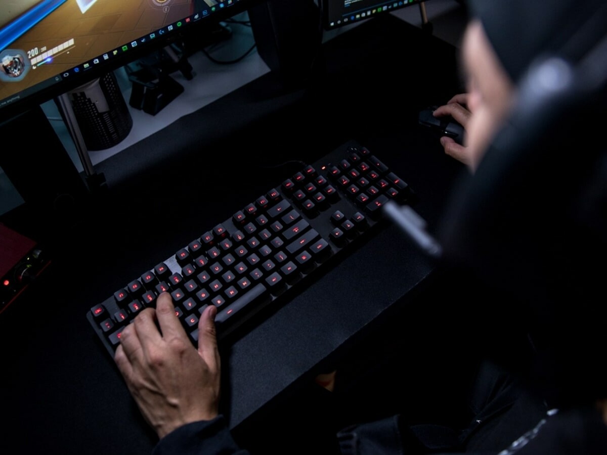 Logitech G413 TKL SE mechanical gaming keyboard features tactile