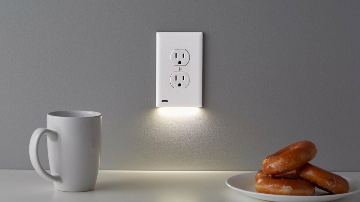 Review SnapPower GuideLight 2 PLUS wall outlet nightlight saves space
