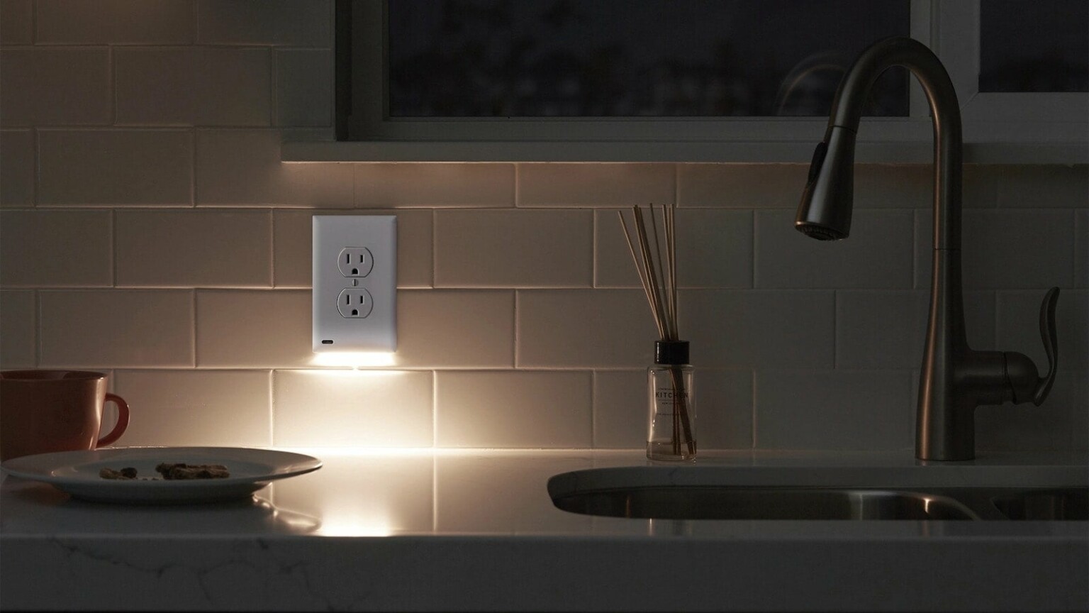 Review SnapPower GuideLight 2 PLUS wall outlet nightlight saves space