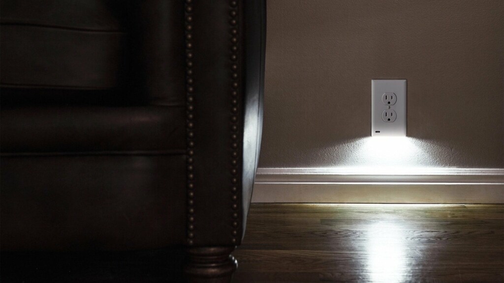 Review SnapPower GuideLight 2 PLUS wall outlet nightlight saves space