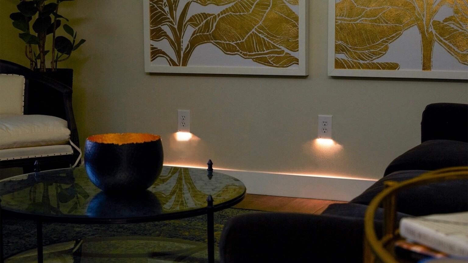 Review SnapPower GuideLight 2 PLUS wall outlet nightlight saves space