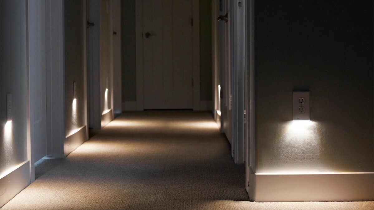 Review SnapPower GuideLight 2 PLUS wall outlet nightlight saves space