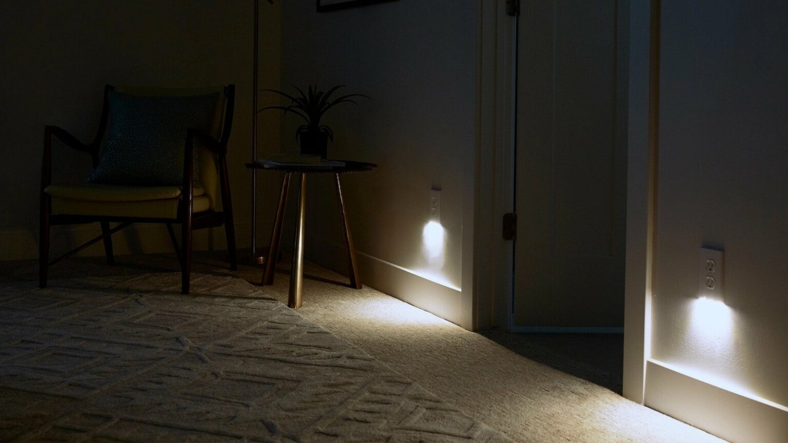 Review SnapPower GuideLight 2 PLUS wall outlet nightlight saves space