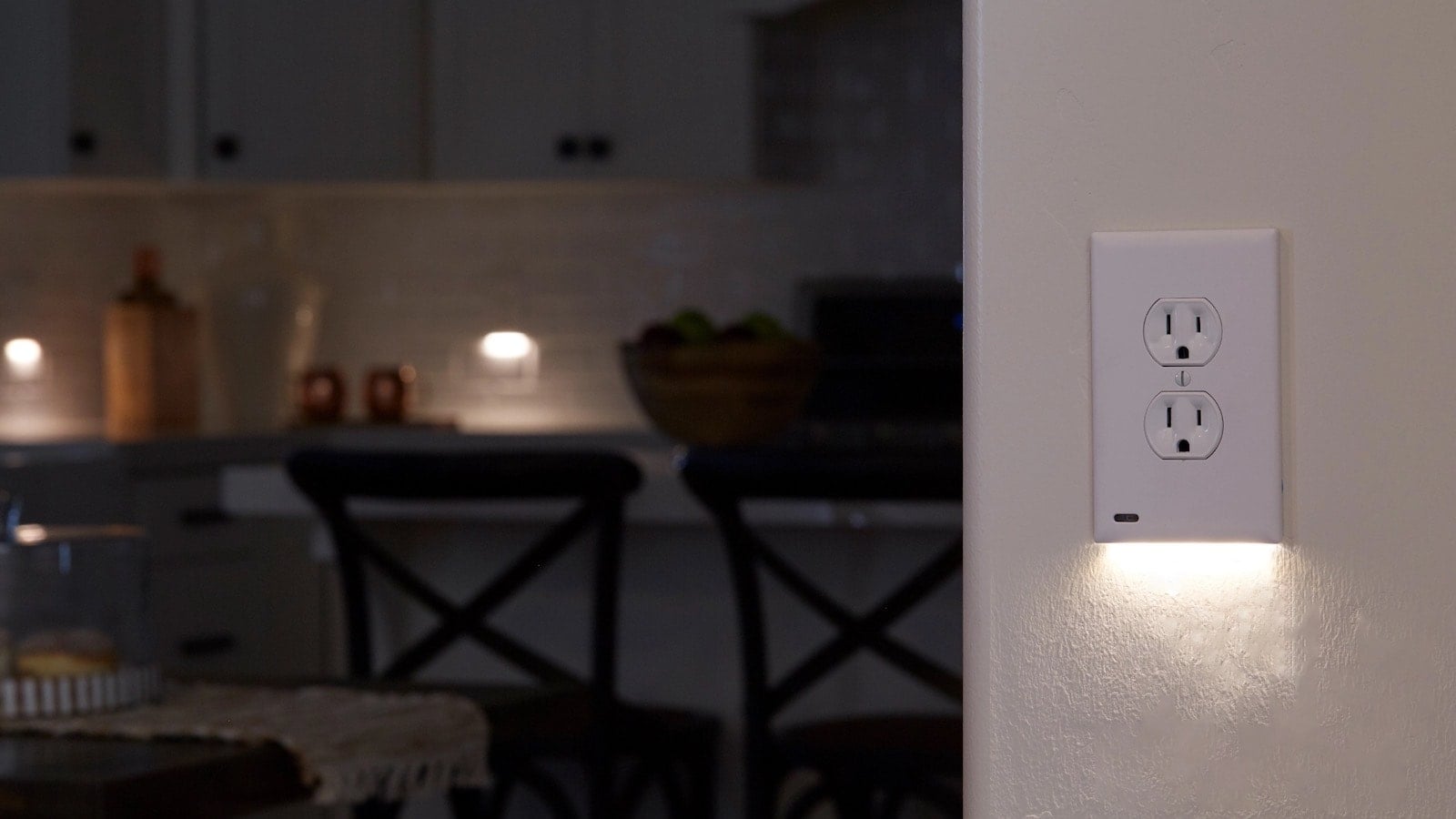 Review SnapPower GuideLight 2 PLUS wall outlet nightlight saves space