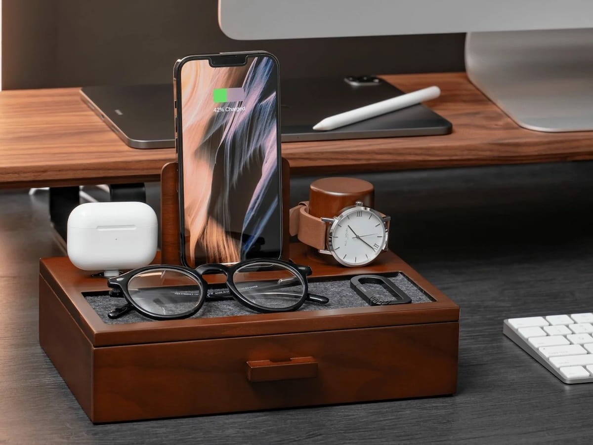 Holme & Hadfield The Hub docking station keeps all your accessories