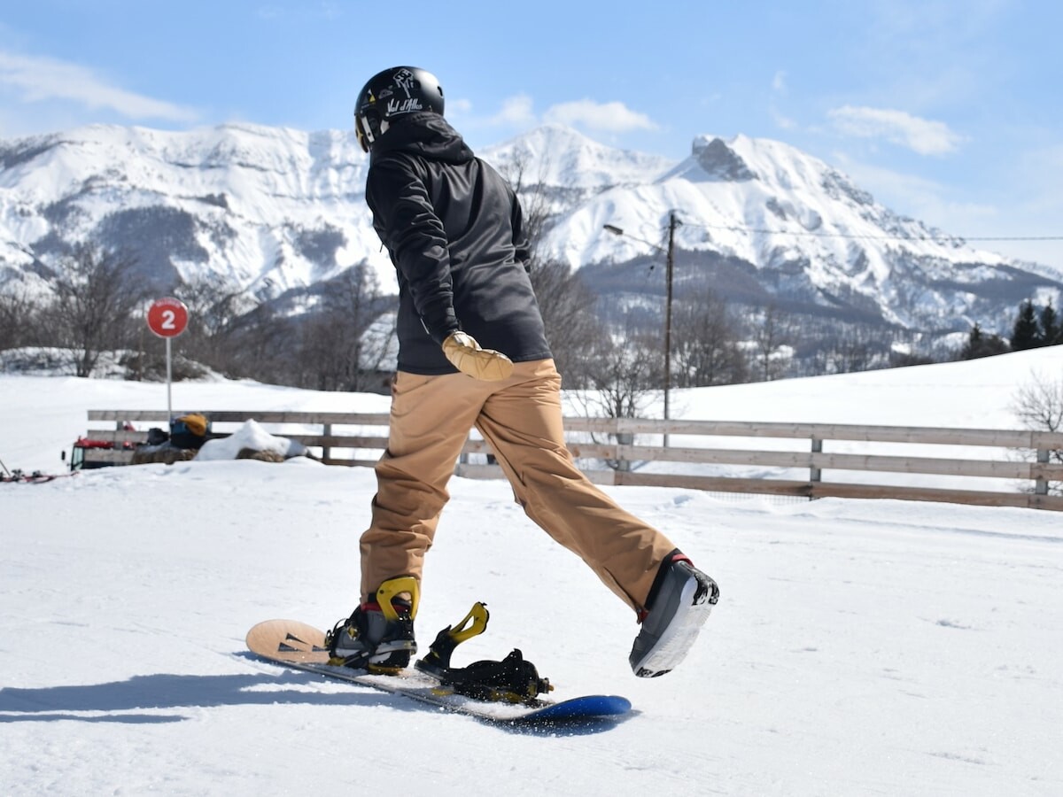 This rotating disc for snowboard binding protects your knees