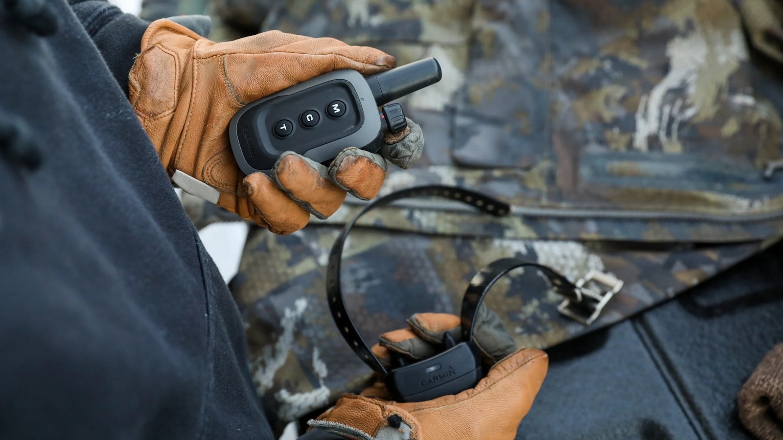 Garmin Delta SE dogtraining collar includes a palmsize remote for