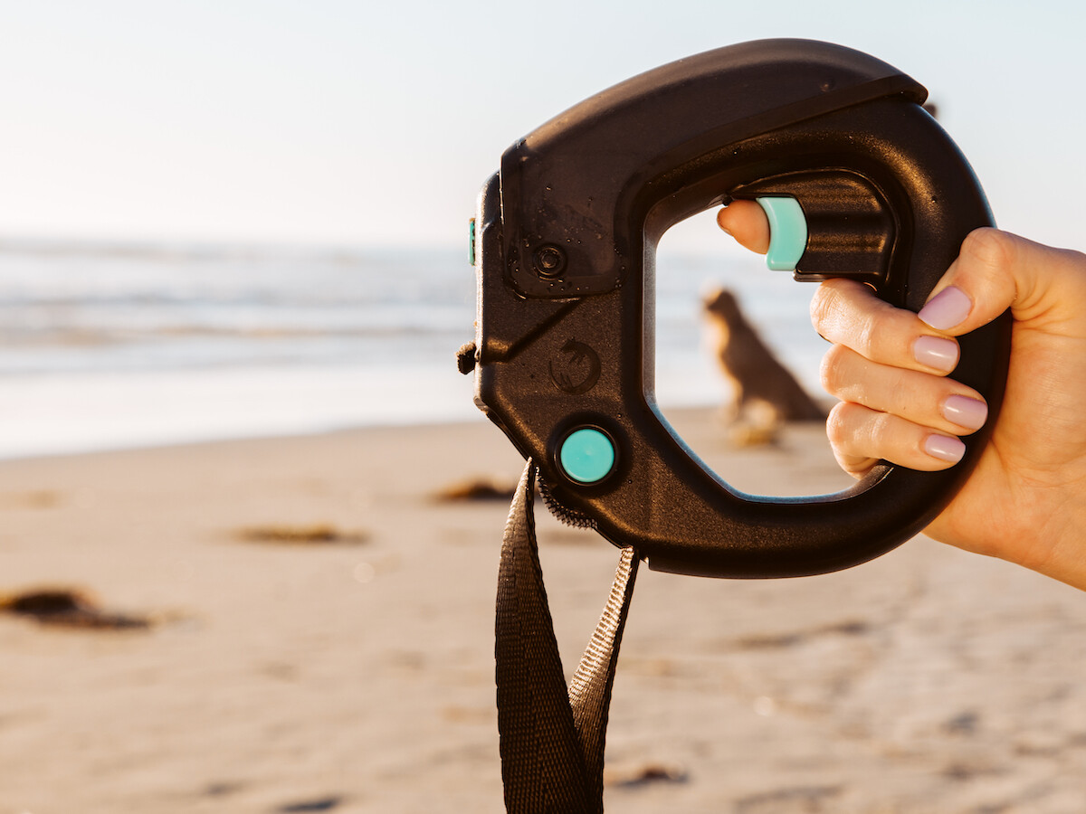 Spleash® dog water bottle attaches to your favorite leash to hydrate & protect your pup » Gadget