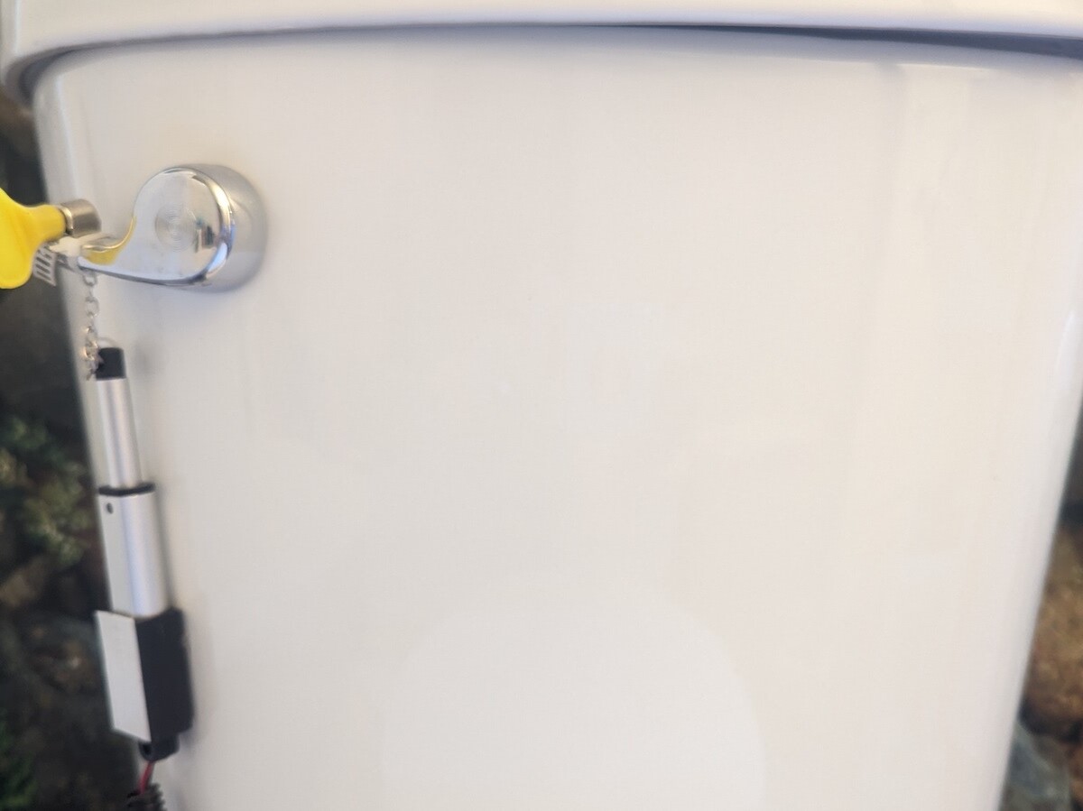 This automatic toilet flush system keeps you from touching toilet handles