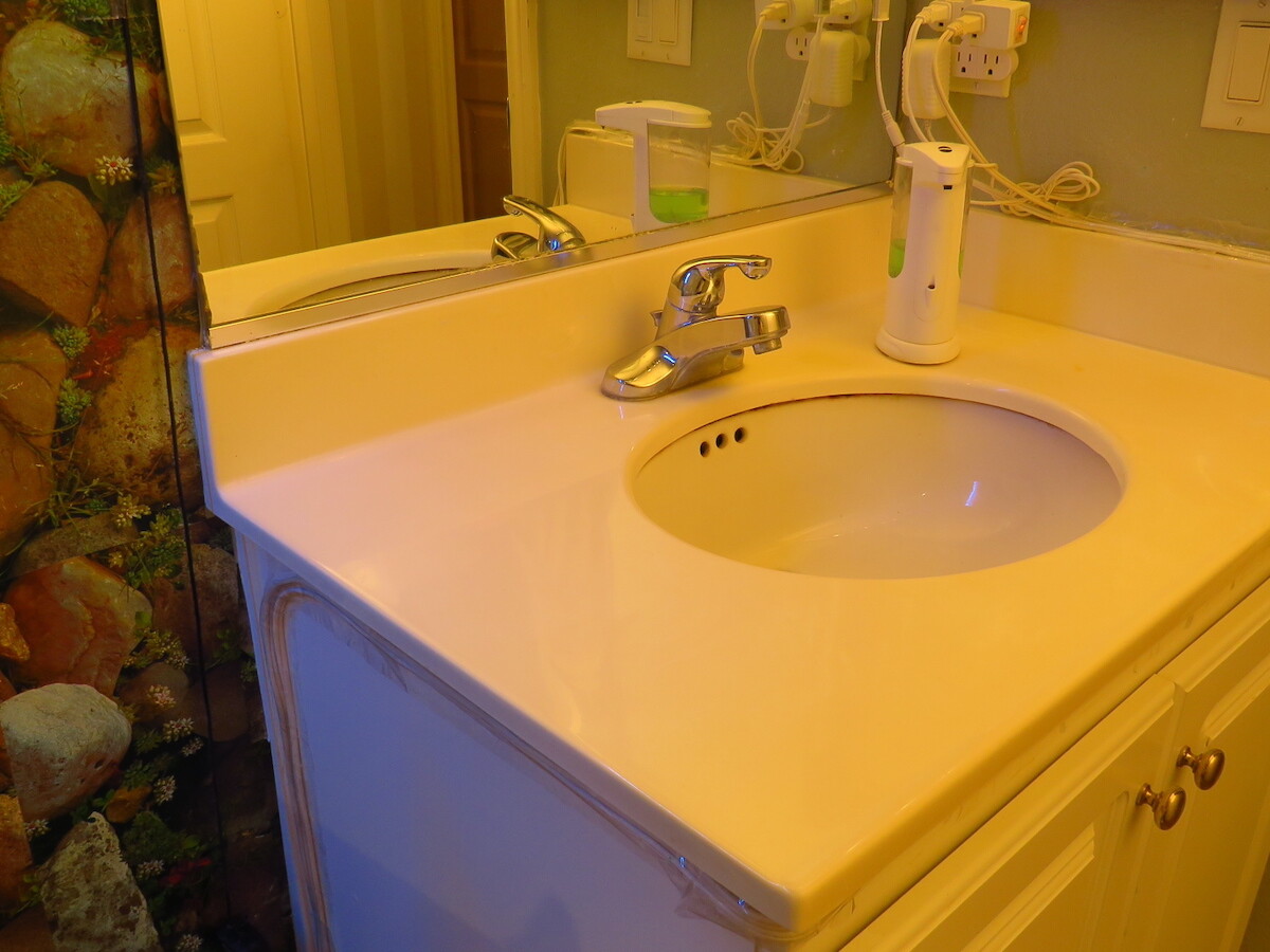 This automatic toilet flush system keeps you from touching toilet handles