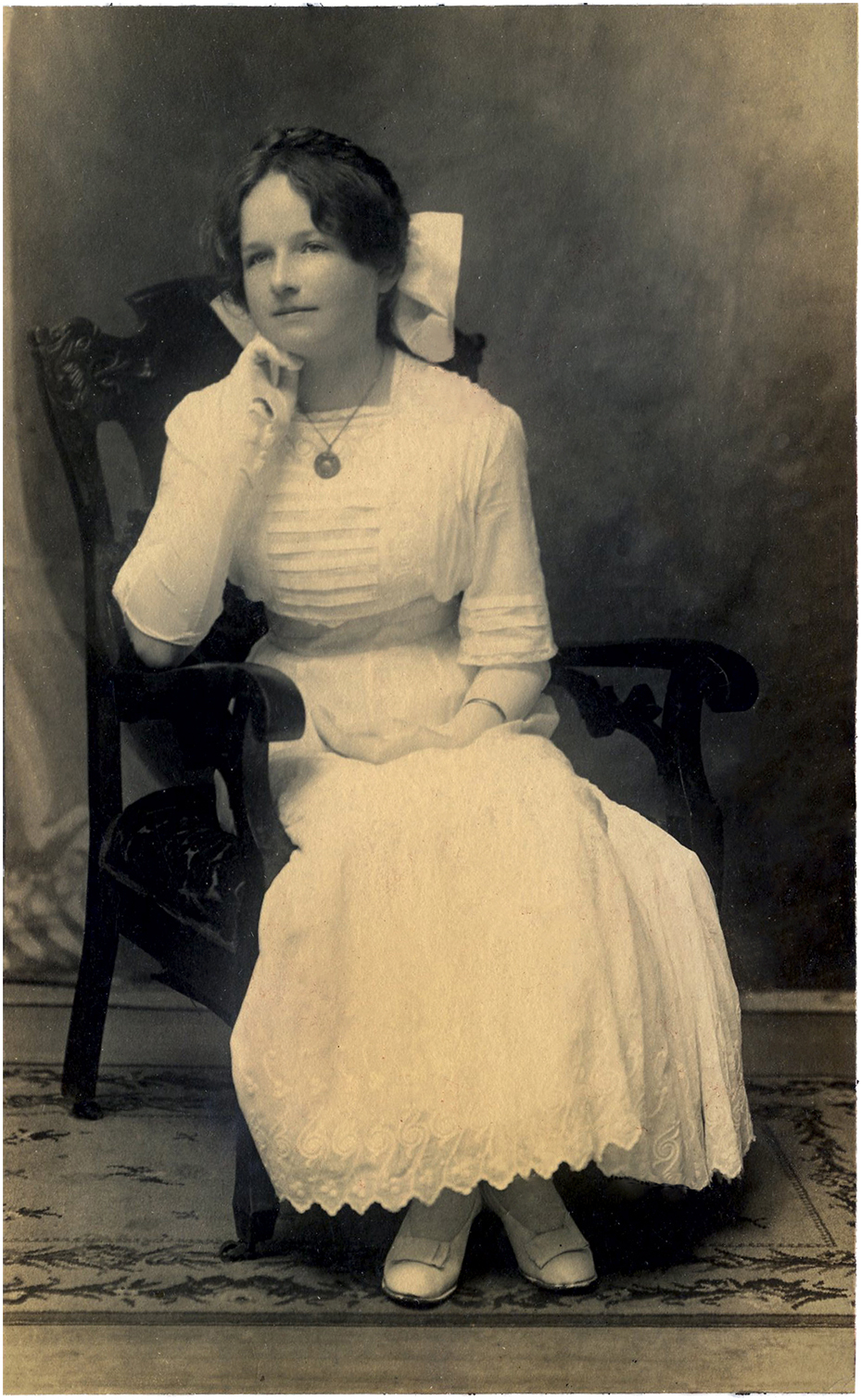 Old Photo Edwardian Girl with Bow! The Graphics Fairy