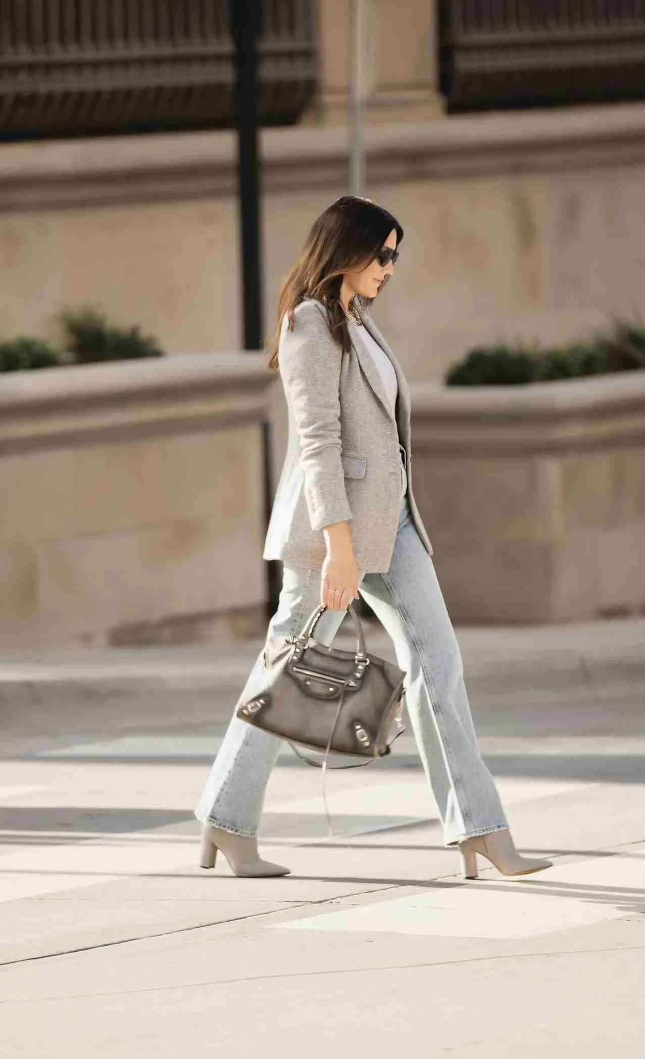 What to Wear With a Grey Blazer the gray details