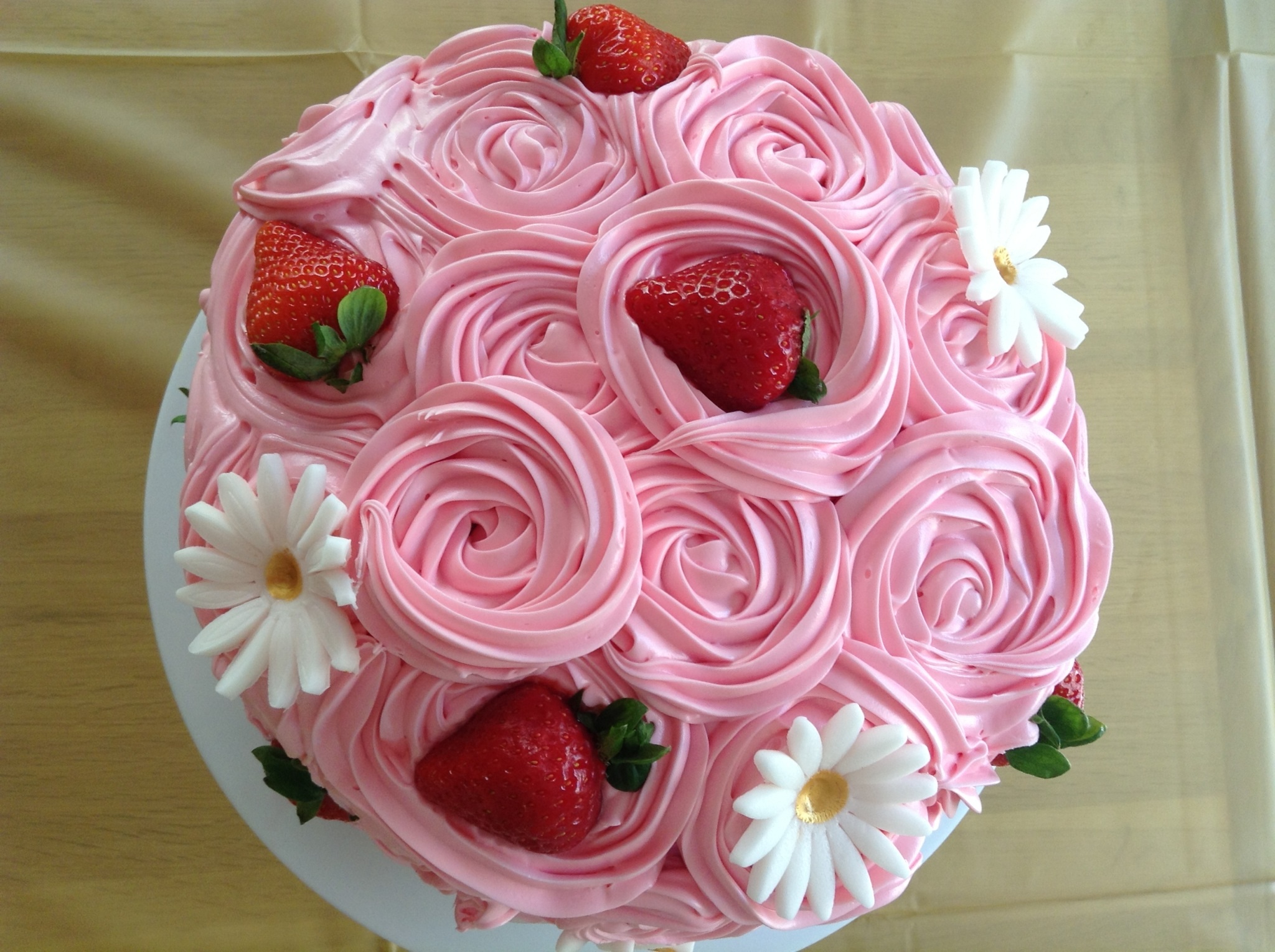 Strawberry and daisy cake centre The Great British Bake Off The