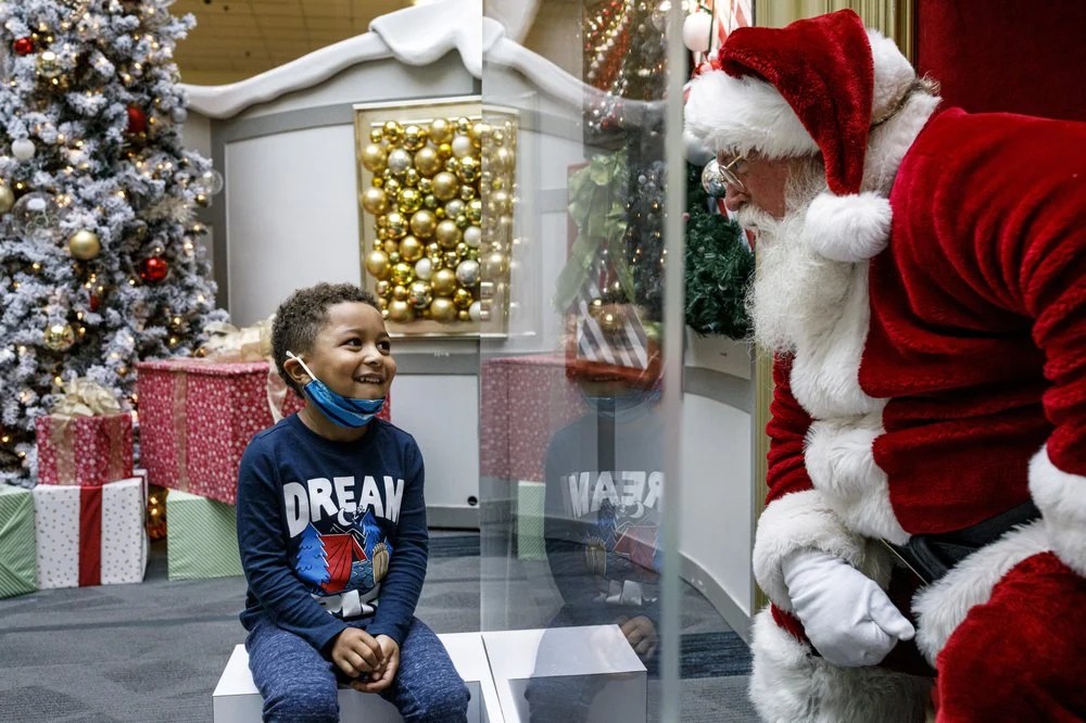 Santa Claus still a go at malls nationwide —with face mask and