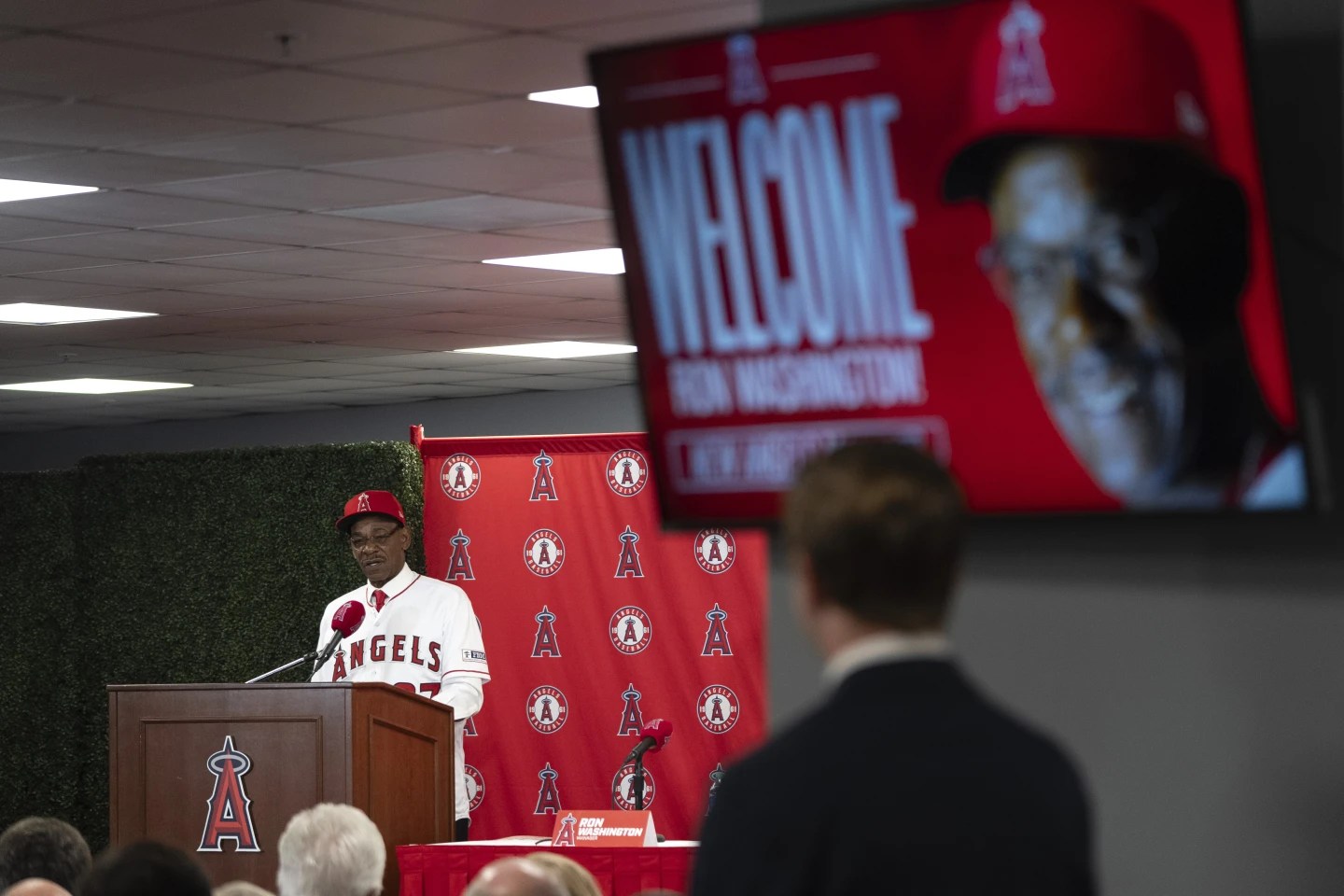 Ron Washington, 71, takes over as Angels’ manager with youthful vigor