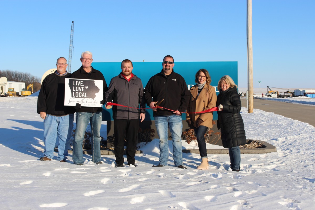ChamberMain Street cuts the ribbon for two Grundy Center businesses