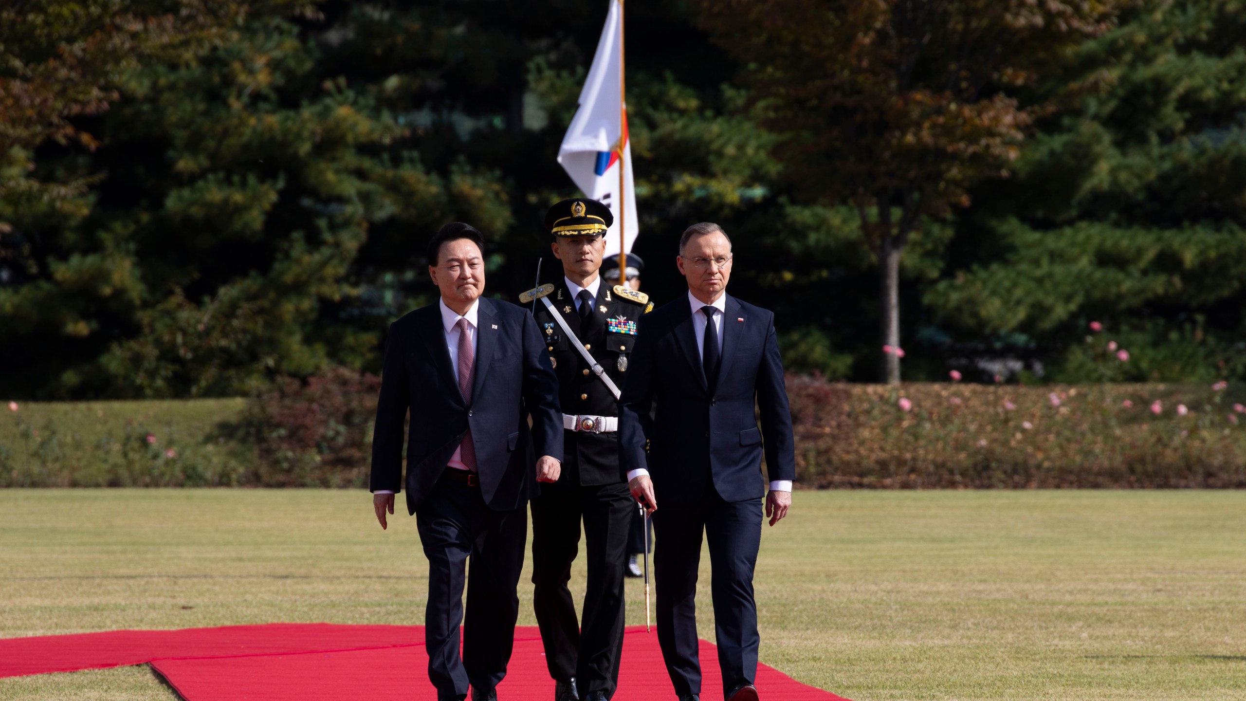 Trash carried by a North Korean balloon again falls on the presidential