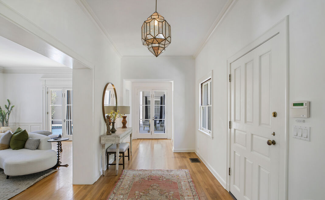 Luxurious Los Feliz Hills Colonial Estate with Sprawling Grounds & Pool 3659 Shannon Rd — The