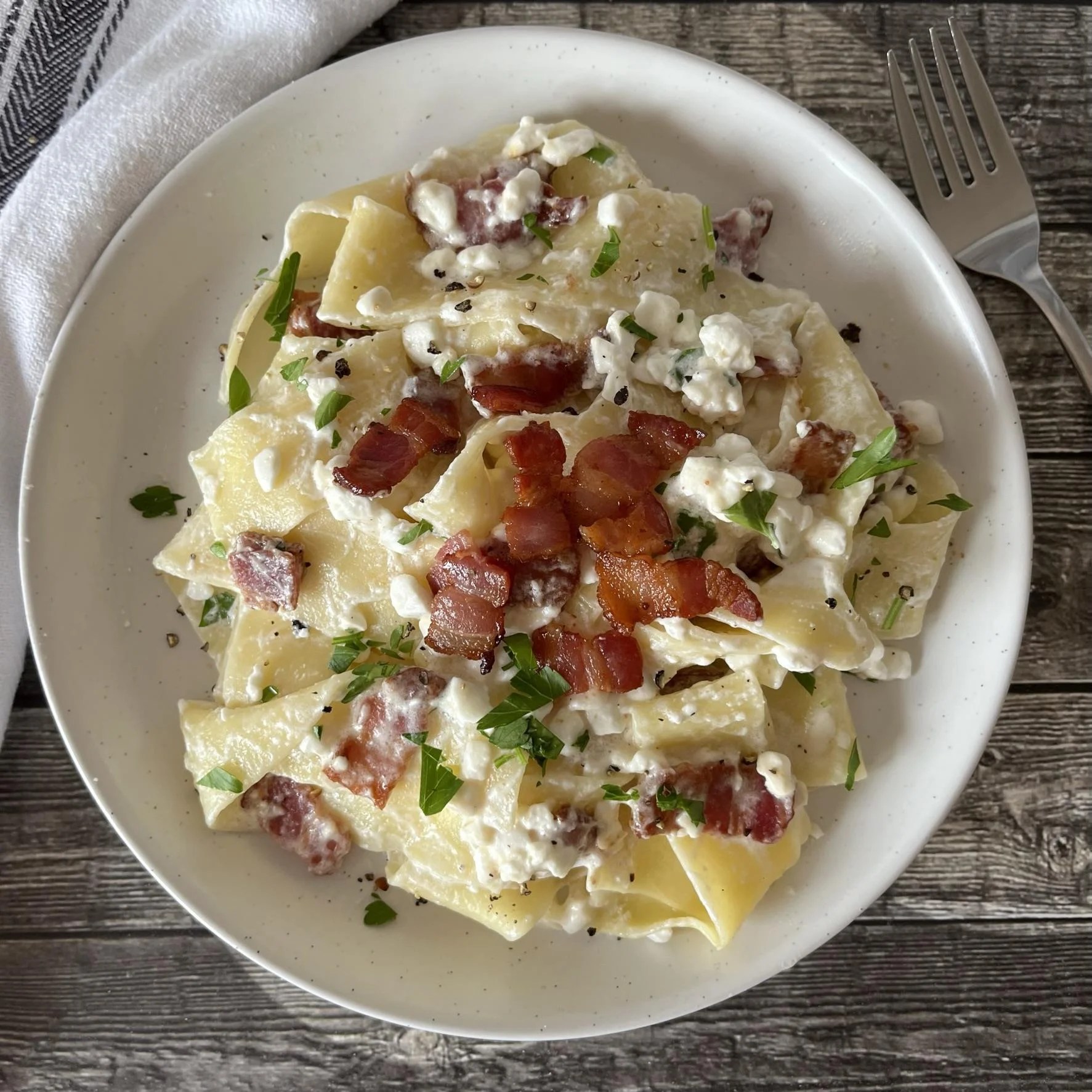 Hungarian Cottage Cheese Noodles with Bacon (Túrós Csusza) The