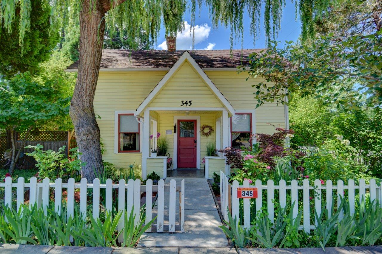 The Inn on 5th in Jacksonville, Oregon Comfortable suites walking