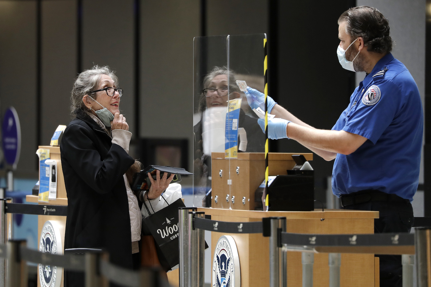 Despite Omicron Risk, TSA Still Requires Travelers to Unmask