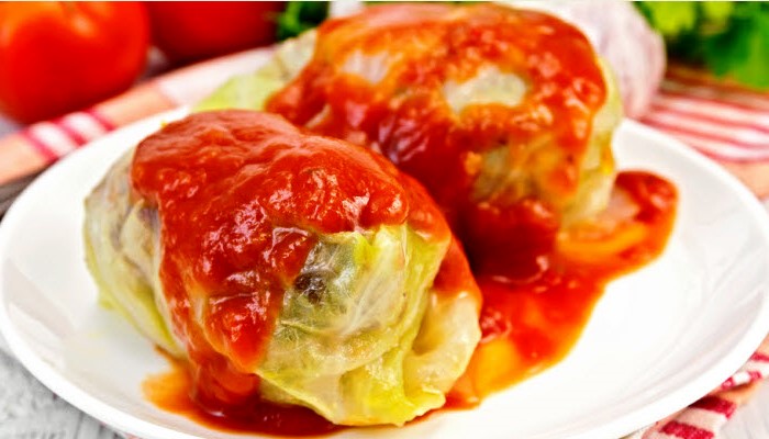 Holishkes Recipe (Israeli Jewish stuffed cabbage rolls;.