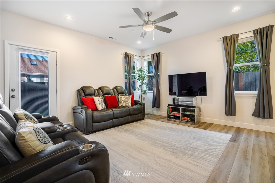 Upgraded 2021Built 3Bedroom, 2.5Bath Corner Unit Townhome with 2Car