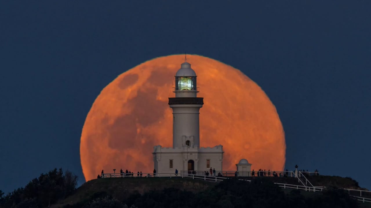 A blue moon rises over Cape Byron Lighthouse in 1,038 images The Kid