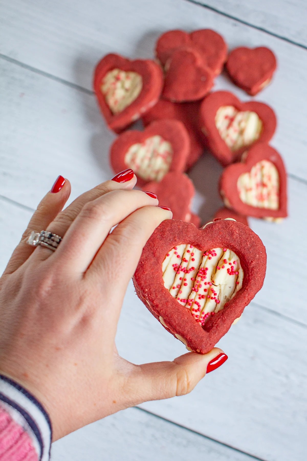 Red Velvet Shortbread Cookies with Cheesecake Filling thekittchen