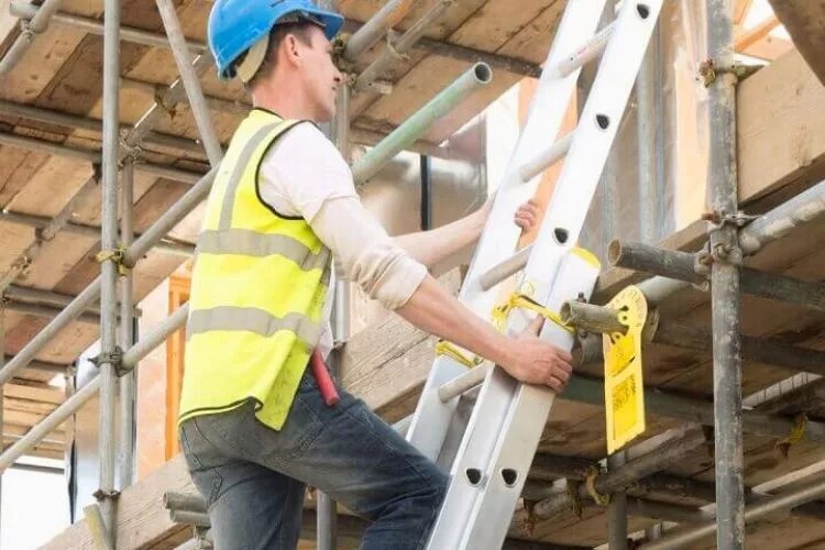 How To Lean A Ladder Against Vinyl Siding in 6 Easy Steps