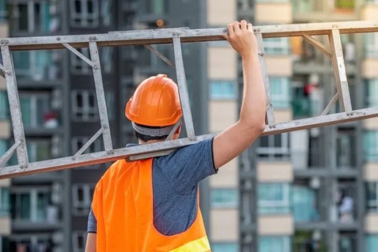 How To Lean A Ladder Against Vinyl Siding in 6 Easy Steps
