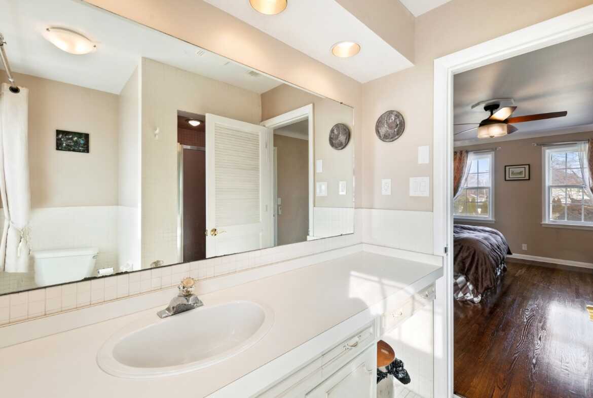 710 ROSELAWN The Legal Edge Team