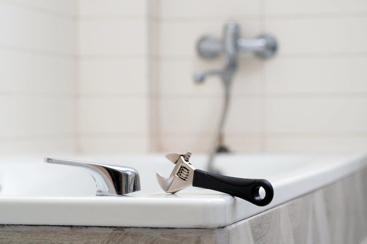 How To Fix Leaky Bathtub Faucet (7 Easy Steps)