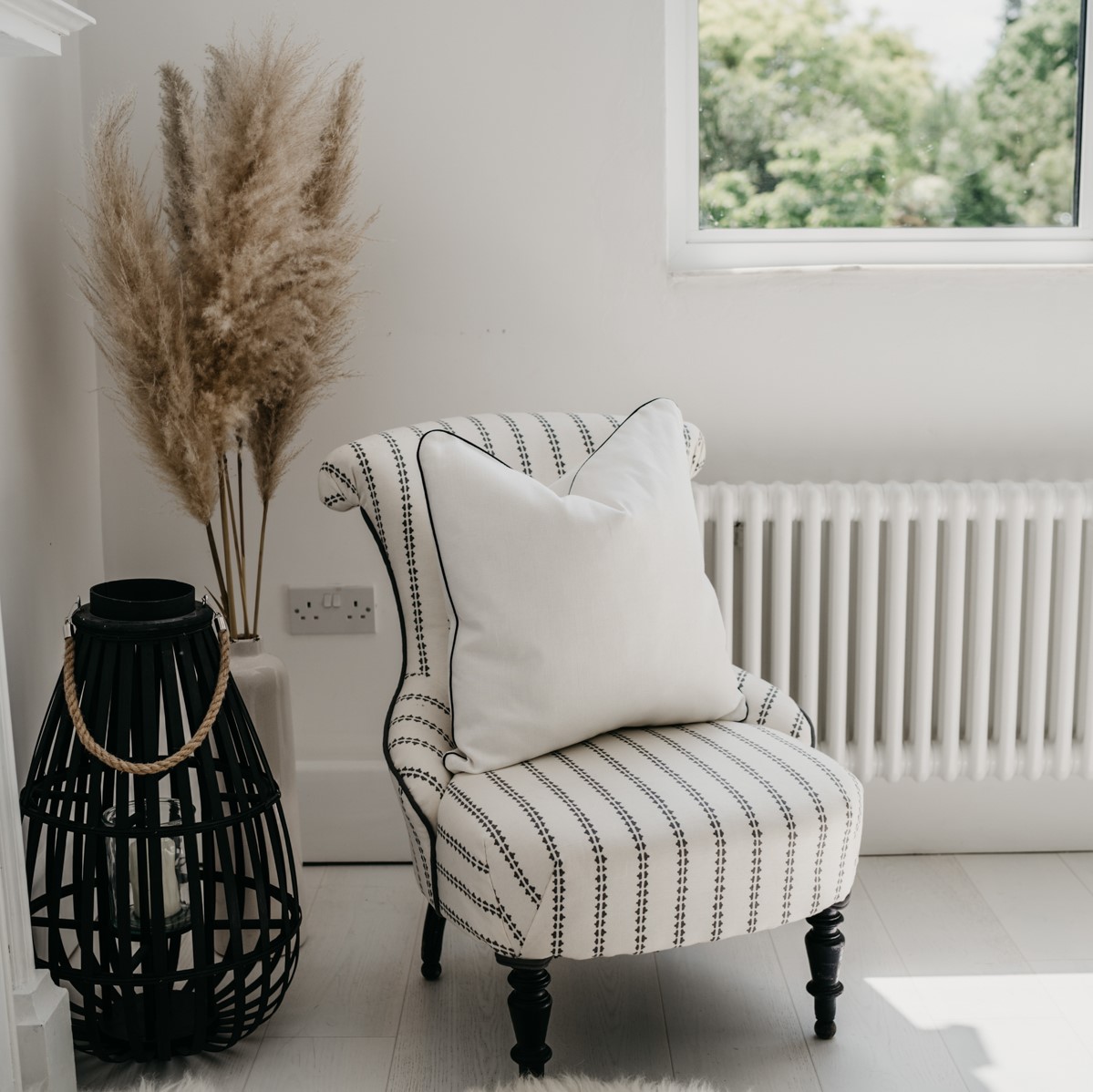 White linen cushion cover 50x50 cm with navy piping Anastasia The