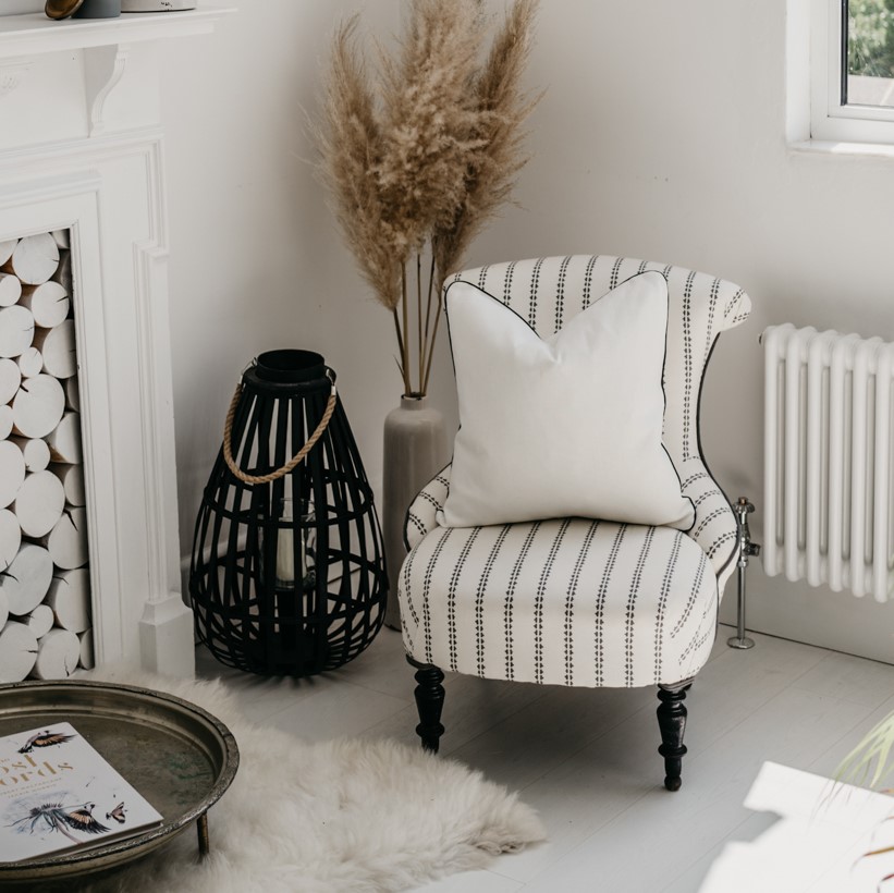 White linen cushion cover 50x50 cm with navy piping Anastasia The