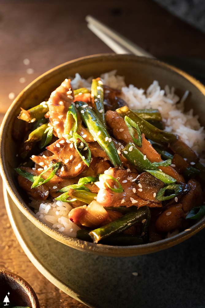 Bright green string beans, vibrant flavor, and JUICY chicken make this string bean chicken breast as pleasing to look at as it is to eat! #stringbeanchickenbreast #lowcarbstringbeanchickenbreast top view of string bean chicken recipe