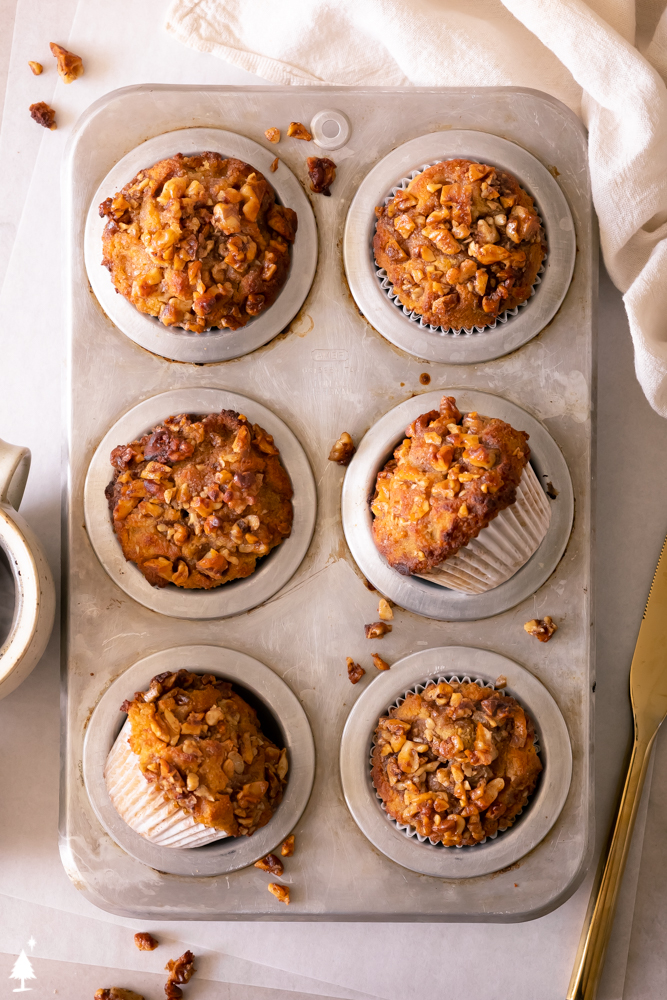 These spiced, aromatic keto pumpkin muffins are petite, portable, and absolutely perfect as a snack or on-the-go breakfast. #ketopumpkinmuffins #lowcarbpumpkinmuffins keto pumpkin pie muffins in a tray