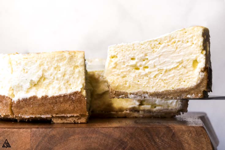 *NEW* There isn’t much more you can ask for from healthy desserts than this decadent low carb cheesecake recipe that is silky smooth with just the right amount of sweetness. #lowcarbcheesecake #ketocheesecake Slices of low carb cheesecake