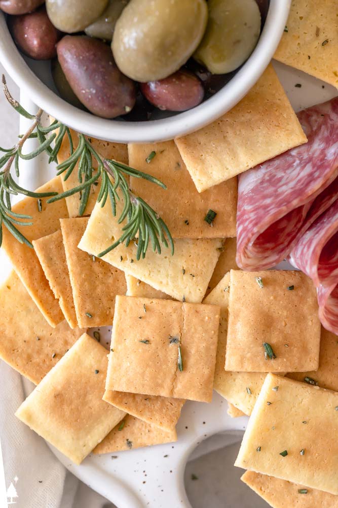 These homemade cheese crackers are here to upgrade your snack time with their Cheez-it-like taste and crispy texture! #cheesecrackers #lowcarbcheesecrackers best cheese crackers on a plate
